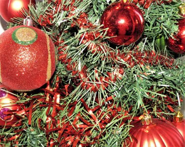 Noel dekorasyonu. Tinsel, topları, baubles Noel ağacı üzerinde.