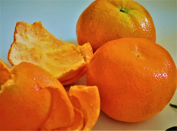 在白色背景的曼达林或橘子 — 图库照片
