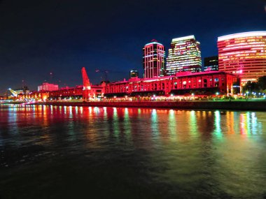 Buenos Aires, Arjantin Puerto Madero gece görünümü.