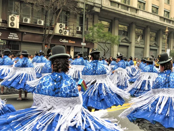 Boliviaanse Carnaval Buenos Aires Argentinië Vrouwen Dansen Traditionele Kleurrijke Jurken — Stockfoto