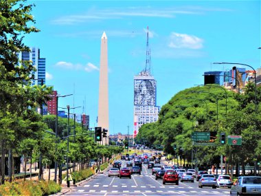 Av. 9 de Julio görünümünü (Temmuz 9 Avenue) Buenos Aires, Arjantin. Dikilitaş, Metrobüs ve araçların Avenue.