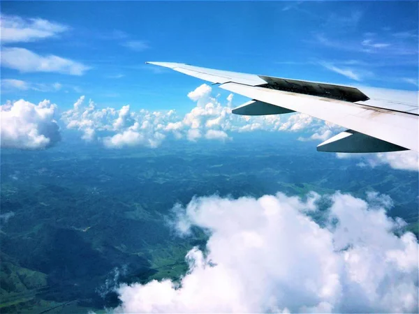 Flügel Des Flugzeugs Und Wolken — Stockfoto