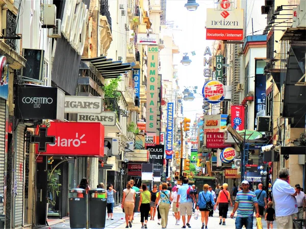 Buenos Aires, Arjantin - 30 Aralık 2017. Yaya caddesi üzerinde yürüyen insanlar görünümünü.