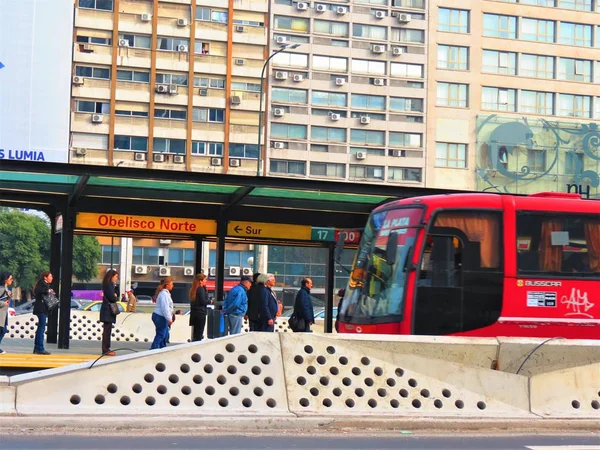 ブエノス アイレス アルゼンチン 日に駅をバス通り Avenida デフリオ — ストック写真