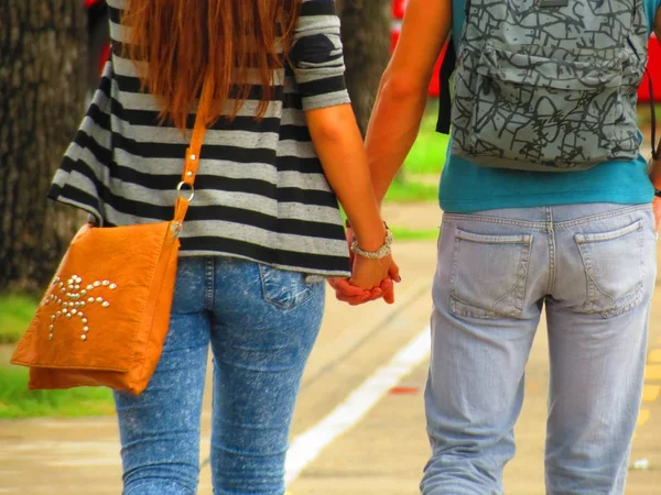 Una Pareja Sosteniendo Las Manos — Foto de Stock