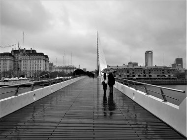 Buenos Aires, Arjantin - Mayıs, 30, 2018. Görünüm Puerto Madero Womans Bridge'de at insanlar.