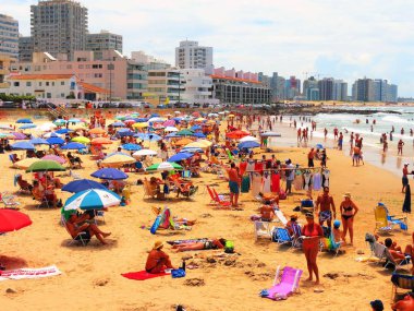 Punta del Este, Uruguay. İnsanlar plajda.