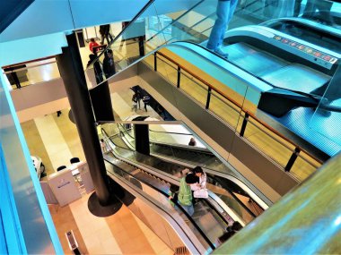 Buenos Aires, Arjantin - 10 Ağustos 2018. Abasto Alışveriş Merkezi'nde yürüyen merdivenli insanlar hareket halinde.