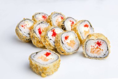 10 rulo somon ve kırmızı havyar bir kısmı kafede plaka üzerinde