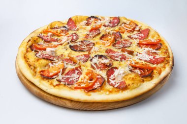 Pastırma ve sosis parçalı lezzetli pizza peynir serpiştirilir ve domateslerle süslenir.