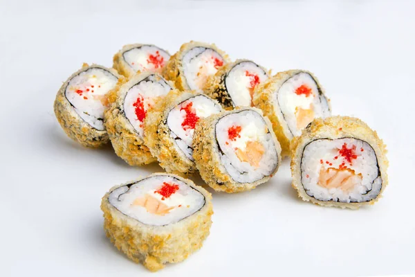 10 rulo somon ve kırmızı havyar bir kısmı kafede plaka üzerinde