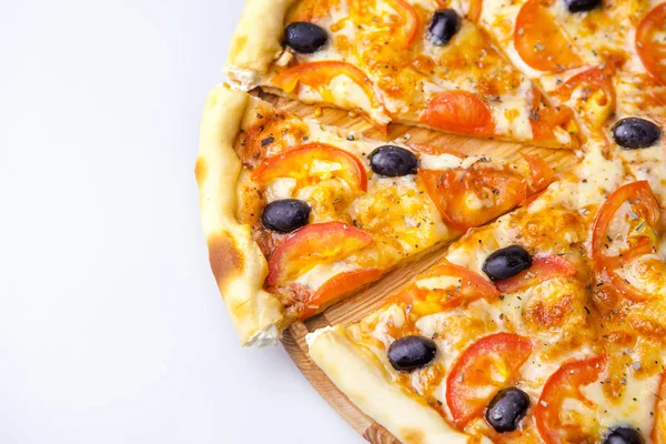 zeytin, peynir ve domates ile pizza parçaları pizzacı gemide döşenmesi