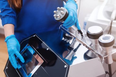 Doktor makinenin yanında RF kaldırıyor.