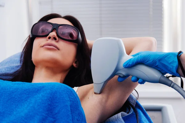 Oksel Laser Ontharing Procedure Brunette Meisje — Stockfoto