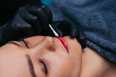 Bir kuaförde pamuklu çubukla dudakları silersin.