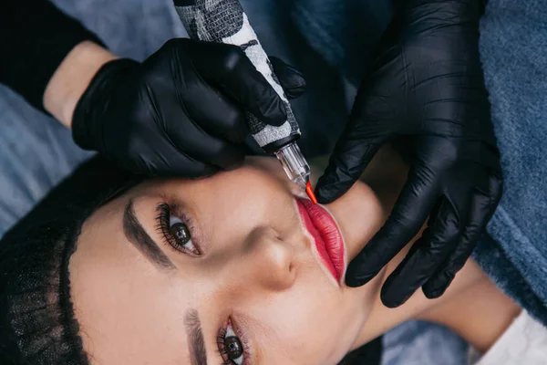 Menina Tatuada Com Pigmento Vermelho Fotografia De Stock