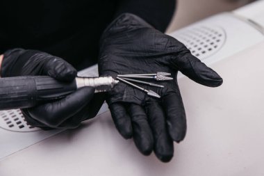 Manikür makinesi için enjektörler yakın planda.