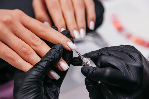 Manicure Knipt Nagels Zijn Schoonheidssalon — Stockfoto