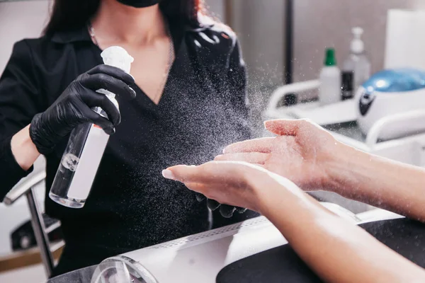 Manicure Desinfecteert Antiseptische Handen Meisje — Stockfoto