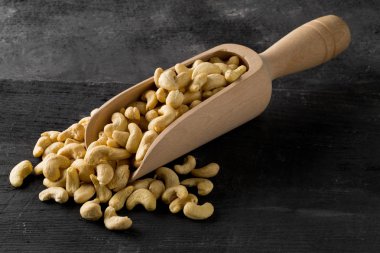 Ham, organik, Bütün kaşu fındık çekirdekleri Ahşap mutfak karanlık tabloda vurgunun içinde yığını