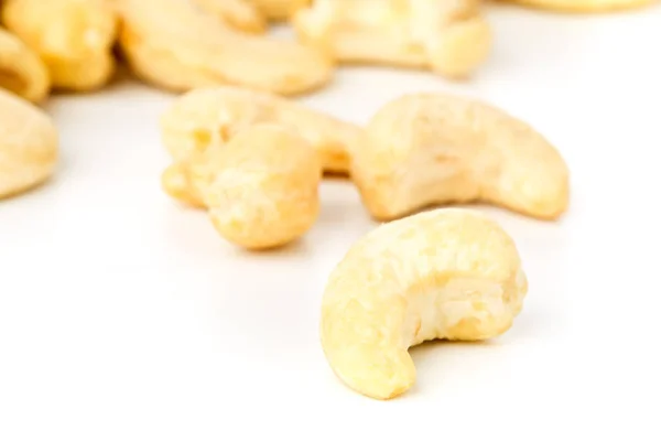 Närbild Ekologisk Hela Cashewnöt Kärnor Över Vit Bakgrund Med Selektiv — Stockfoto