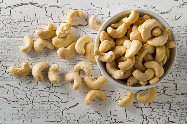 Haufen Roher Biologischer Cashewnusskerne Weißer Schüssel Auf Rustikalem Tischhintergrund Von — Stockfoto