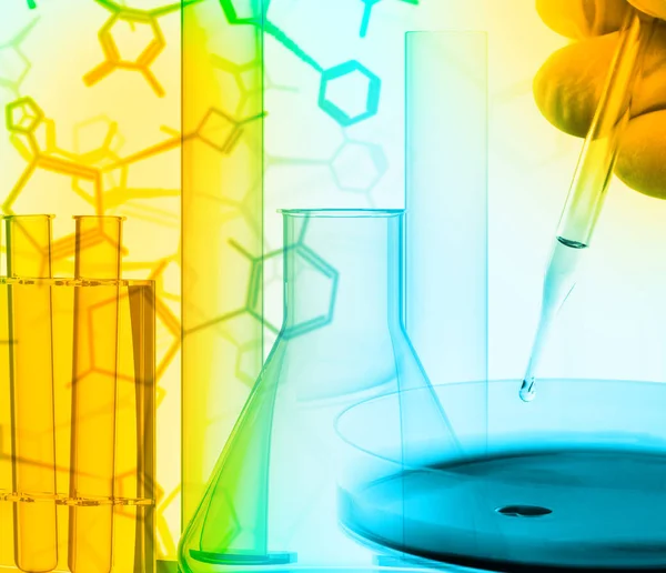 研究员与培养皿和科学实验室玻璃设备在结构化学惯例 研究或科学概念背景 — 图库照片