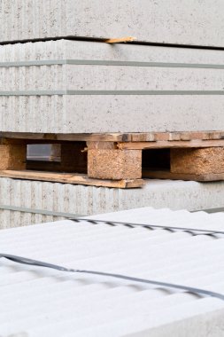 Beton blok yapı malzemesi şantiye binasında paleti