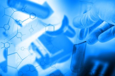 Araştırmacı holding tüp bilim mikroskop ve yapısal kimyasal formülü - araştırma veya bilim kavramı arka plan