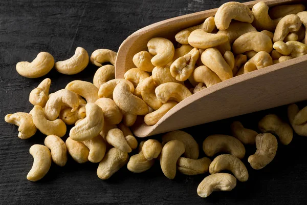 Högen Ekologisk Hela Cashewnöt Kernels Trä Scoop Mörka Bord Köket — Stockfoto