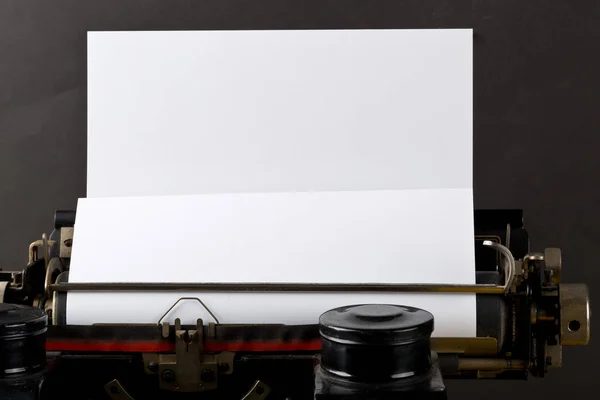 Zblízka Retro Psací Stroj Prázdný List Papíru Černém Pozadí — Stock fotografie