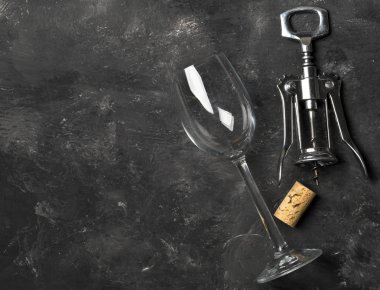 Şarap cork ve koyu ahşap tahta arka plan üzerinde şarap kadehi ile düşünüp, üstten görünüm kopya alanı ile yat