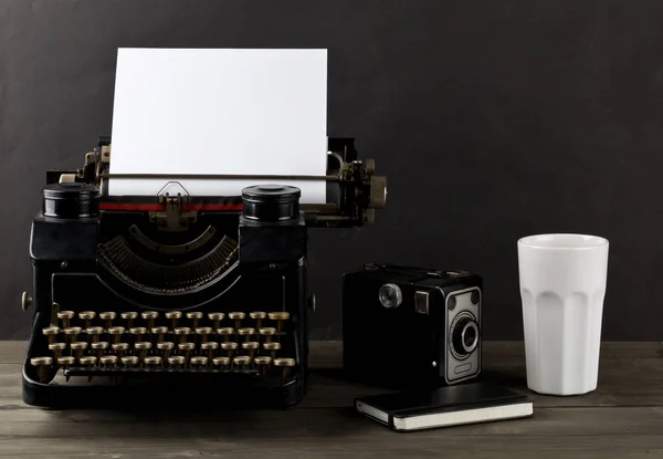 Винтажная Пишущая Машинка Пустым Чистым Листом Бумаги Камеры Чашки Ноутбука — стоковое фото