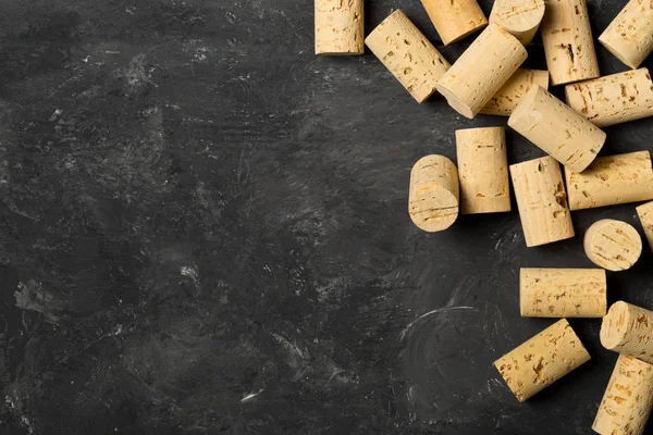 Haufen Unbenutzter Neuer Brauner Naturweinkorken Auf Dunklem Holzbretthintergrund Flache Lageoberseite — Stockfoto