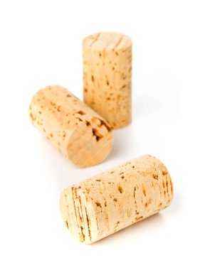 Üç kullanılmayan, yeni, kahverengi doğal şarap cork beyaz arka plan üzerinde