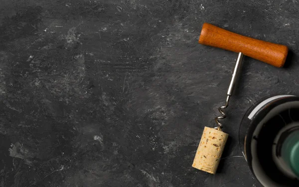 Sacacorchos Con Corcho Vino Botella Vino Sobre Fondo Tablero Madera —  Fotos de Stock