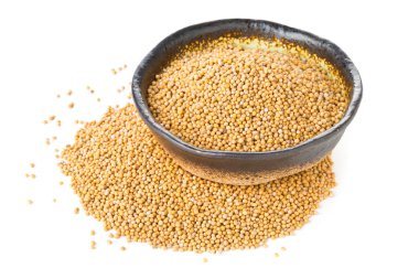 Ham, işlenmemiş hardal tohumu çekirdekleri kase beyaz zemin üzerine yığını