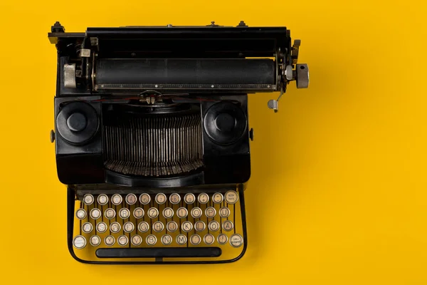 Vintage Typemachine Top Flatlay Geschoten Van Bovenaf Gele Achtergrond — Stockfoto