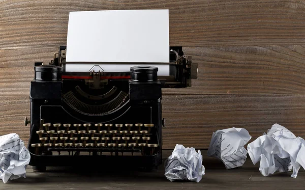 Máquina Escribir Vintage Con Hojas Vacías Blanco Papel Bolas Papel — Foto de Stock