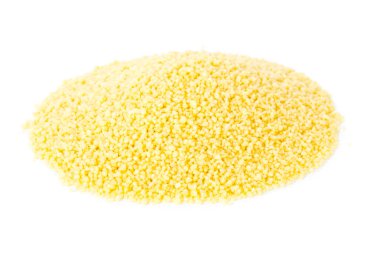 Beyaz arka plan üzerinde ham, pişmemiş kuskus yığını