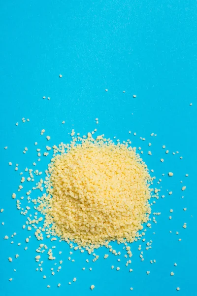 Högen Okokt Couscous Cyan Bakgrund Från Ovan — Stockfoto