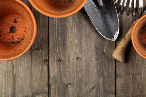 Groep Van Lege Gebruikte Terracotta Potten Met Tuingereedschap Houten Tafel — Stockfoto