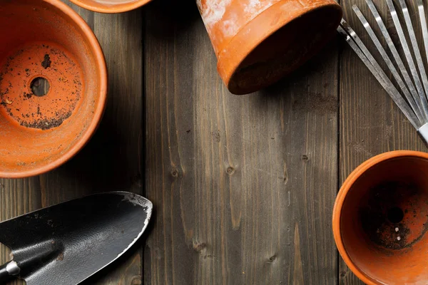 Grupo Macetas Terracota Vacías Usadas Con Herramientas Jardinería Una Mesa — Foto de Stock