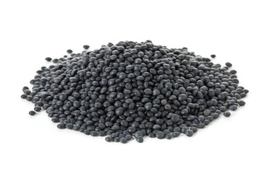 Beyaz arka planda siyah organik beluga mercimek yığını