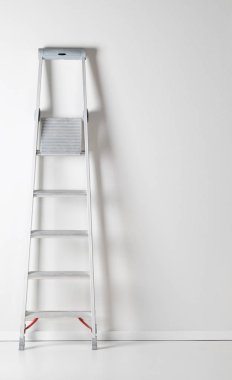 Tek alüminyum metal adım merdiven yaslanmış beyaz sıva duvar arka plan katlama