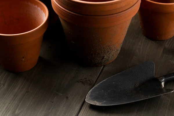 Grupo Vasos Plantação Terracota Vazios Usados Fundo Mesa Madeira Com — Fotografia de Stock