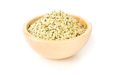 Ham, organik kenevir tohumu beyaz arka plan üzerinde ahşap kase yığını