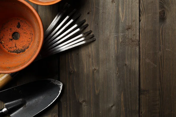 Groep Van Lege Gebruikte Terracotta Potten Met Tuingereedschap Houten Tafel — Stockfoto