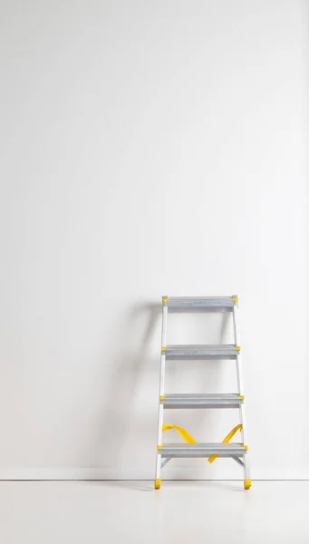 Enkele Aluminium Inklapbare Metalen Stap Ladder Leunend Tegen Witte Gips — Stockfoto