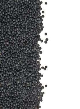 Beyaz arka planda siyah organik beluga mercimek sınır doku yığını